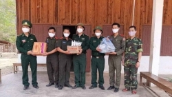Biên phòng Nghệ An tặng nhu yếu phẩm giúp lực lượng chức năng Lào chống COVID-19