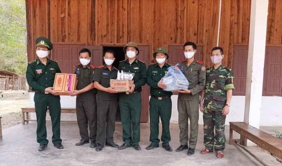 Biên phòng Nghệ An tặng nhu yếu phẩm giúp lực lượng chức năng Lào chống COVID-19 bien phong nghe an tang nhu yeu pham giup lu c luo ng chu c nang la o chong covid 19
