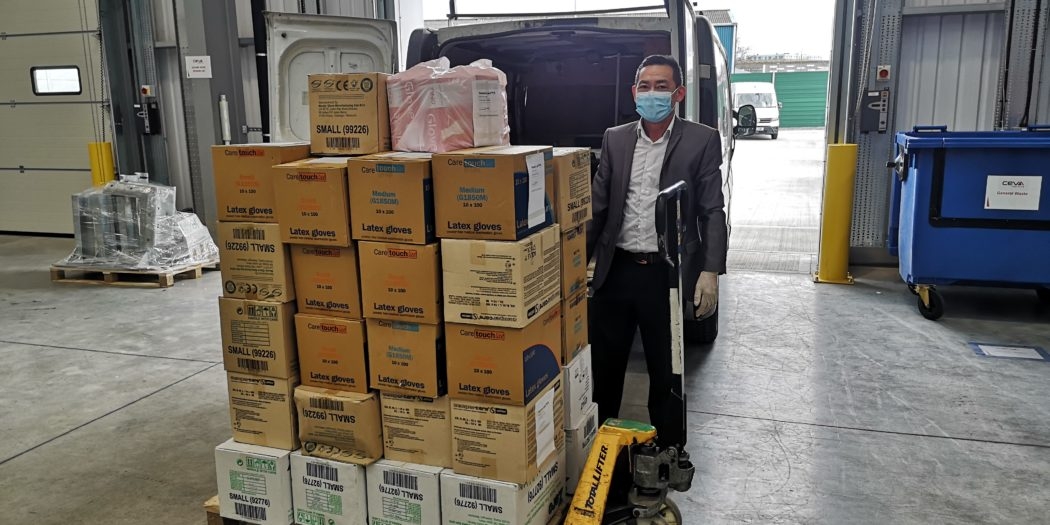 Hội Người Việt Nam tại Vương Quốc Anh hỗ trợ 50 thùng khẩu trang và găng tay cho cơ quan y tế NHS hoi nguoi viet nam tai vuong quoc anh ho tro 50 thung khau trang va gang tay cho co quan y te nhs