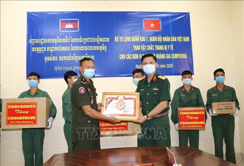 Quân khu 7 trao tặng nhiều vật tư y tế giúp Quân đội Hoàng gia Campuchia chống COVID-19 quan khu 7 trao tang nhieu vat tu y te giup quan doi hoang gia campuchia chong covid 19