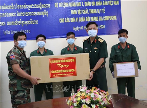 Quân khu 7 trao tặng nhiều vật tư y tế giúp Quân đội Hoàng gia Campuchia chống COVID-19 quan khu 7 trao tang nhieu vat tu y te giup quan doi hoang gia campuchia chong covid 19