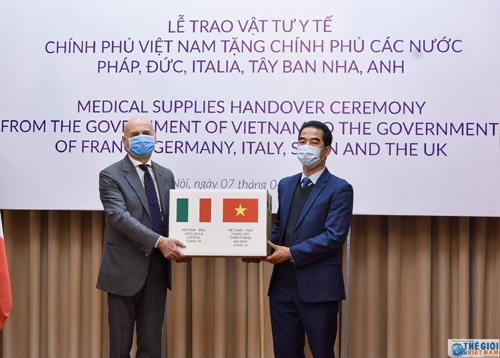 Việt Nam tặng 550.000 khẩu trang cho 5 nước châu Âu chống COVID-19 viet nam tang 550000 khau trang cho 5 nuoc chau au chong covid 19