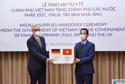 Việt Nam tặng 550.000 khẩu trang cho 5 nước châu Âu chống COVID-19 viet nam tang 550000 khau trang cho 5 nuoc chau au chong covid 19