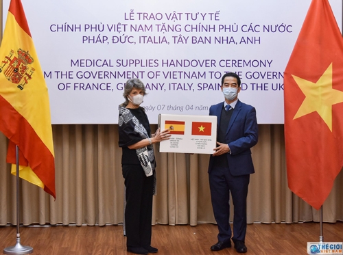 Việt Nam tặng 550.000 khẩu trang cho 5 nước châu Âu chống COVID-19 viet nam tang 550000 khau trang cho 5 nuoc chau au chong covid 19
