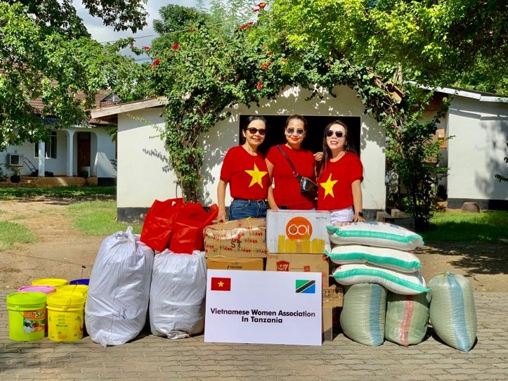 Hội phụ nữ Việt Nam tại Tanzania trao tặng nhu yếu phẩm cho trại trẻ mồ côi Chanika Children's Home hoi phu nu viet nam tai tanzania trao tang nhu yeu pham cho trai tre mo coi chanika childrens home