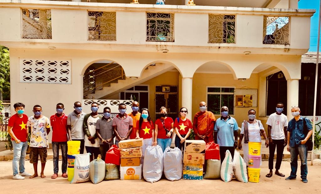 Hội phụ nữ Việt Nam tại Tanzania trao tặng nhu yếu phẩm cho trại trẻ mồ côi Chanika Children's Home hoi phu nu viet nam tai tanzania trao tang nhu yeu pham cho trai tre mo coi chanika childrens home