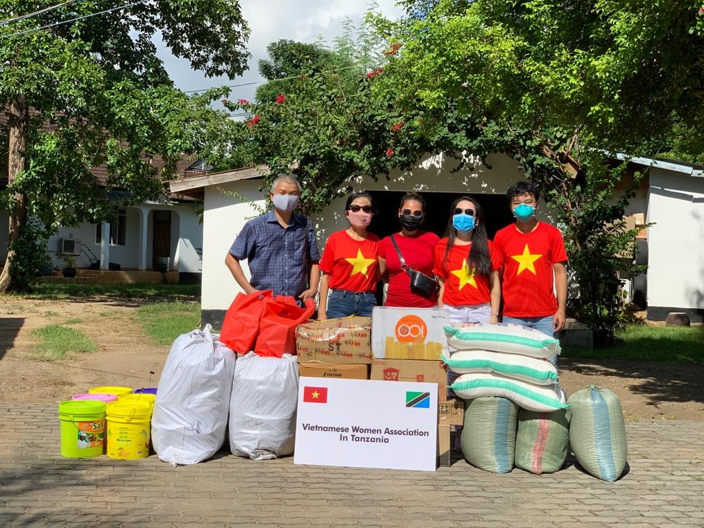 Hội phụ nữ Việt Nam tại Tanzania trao tặng nhu yếu phẩm cho trại trẻ mồ côi Chanika Children's Home hoi phu nu viet nam tai tanzania trao tang nhu yeu pham cho trai tre mo coi chanika childrens home
