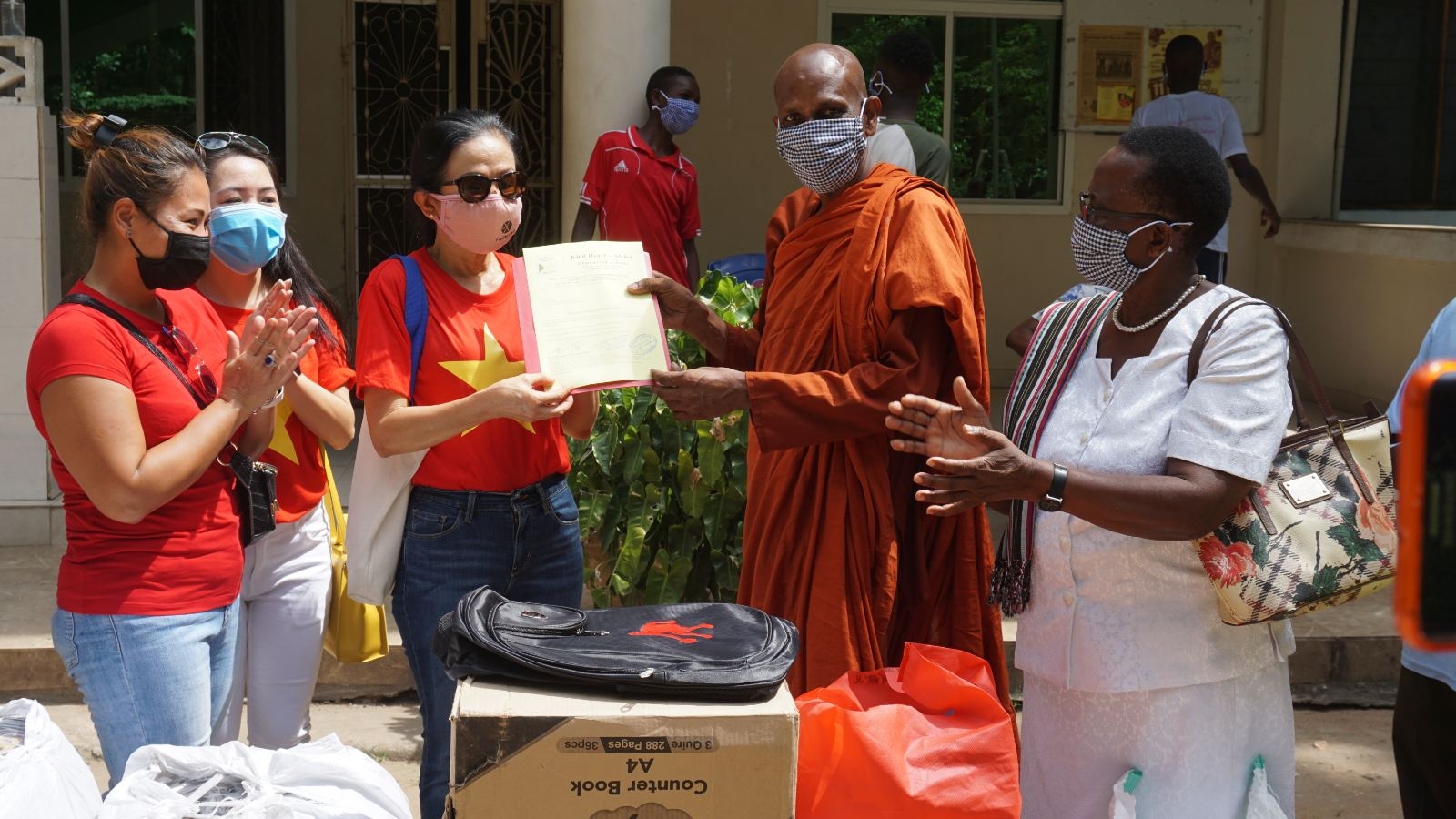 Hội phụ nữ Việt Nam tại Tanzania trao tặng nhu yếu phẩm cho trại trẻ mồ côi Chanika Children's Home hoi phu nu viet nam tai tanzania trao tang nhu yeu pham cho trai tre mo coi chanika childrens home