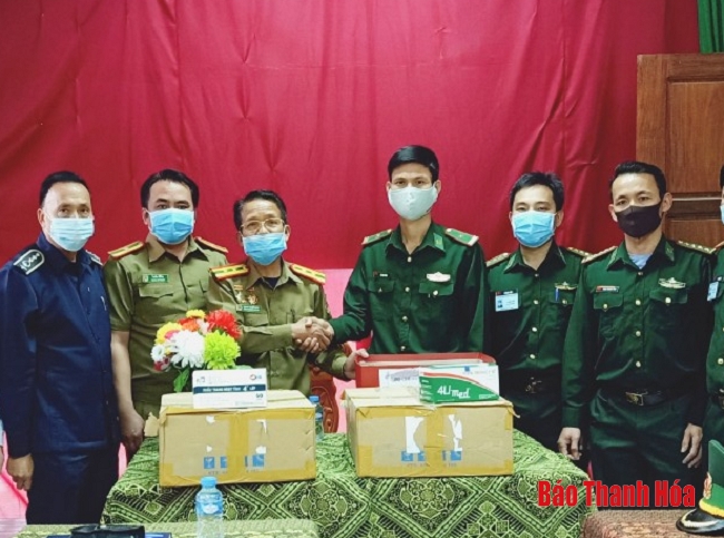 Bộ đội biên phòng Thanh Hóa trao tặng 1.000 chiếc khẩu trang y tế cho tỉnh Hua Phan, Lào chống COVID-19 bo doi bien phong thanh hoa trao tang 1000 chiec khau trang y te cho tinh hua phan lao chong covid 19
