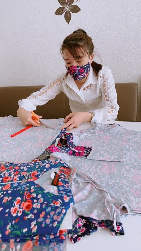 Người Việt ở các quốc gia hưởng ứng phong trào may tặng khẩu trang chống COVID-19 nguoi viet o cac quoc gia huong ung phong trao may tang khau trang chong covid 19