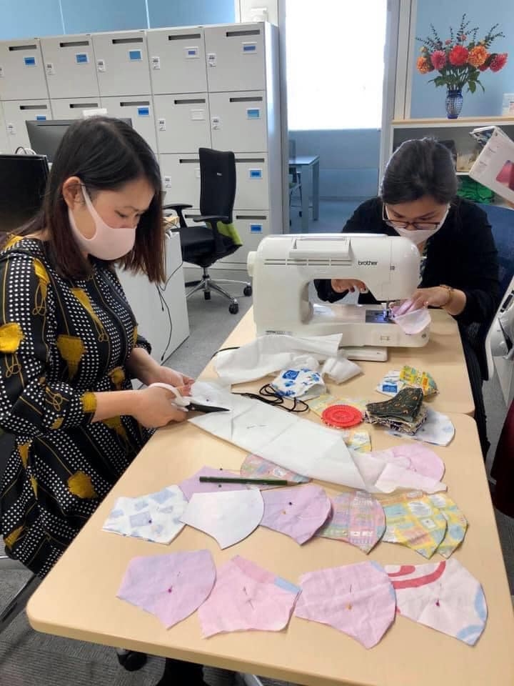 Người Việt ở các quốc gia hưởng ứng phong trào may tặng khẩu trang chống COVID-19 nguoi viet o cac quoc gia huong ung phong trao may tang khau trang chong covid 19