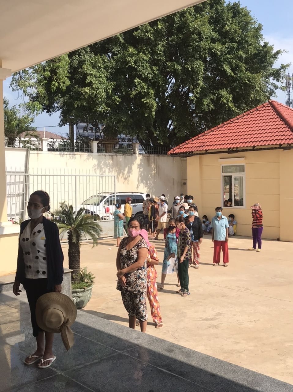Trao 57 suất quà cho bà con Việt kiều đặc biệt khó khăn tại Preah Sihanouk, Campuchia trao 57 suat qua ho tro ba con viet kieu co hoan canh dac biet kho khan tai tinh preah sihanouk campuchia57 suat qua trao tang ba con lan nay gom 1 ta