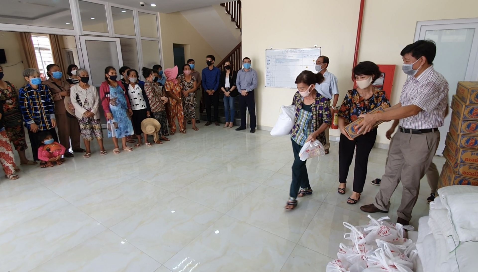Trao 57 suất quà cho bà con Việt kiều đặc biệt khó khăn tại Preah Sihanouk, Campuchia trao 57 suat qua ho tro ba con viet kieu co hoan canh dac biet kho khan tai tinh preah sihanouk campuchia57 suat qua trao tang ba con lan nay gom 1 ta