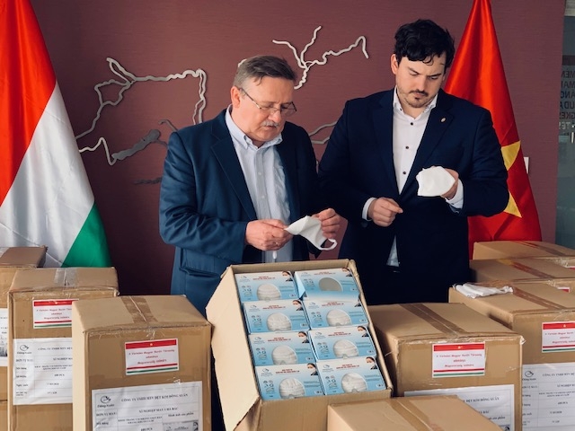 Đại sứ Hungary tại Việt Nam gửi thư cảm ơn món quà khẩu trang của những người bạn Việt dai su hungary tai viet nam gui thu cam on mon qua khau trang cua nhung nguoi ban viet
