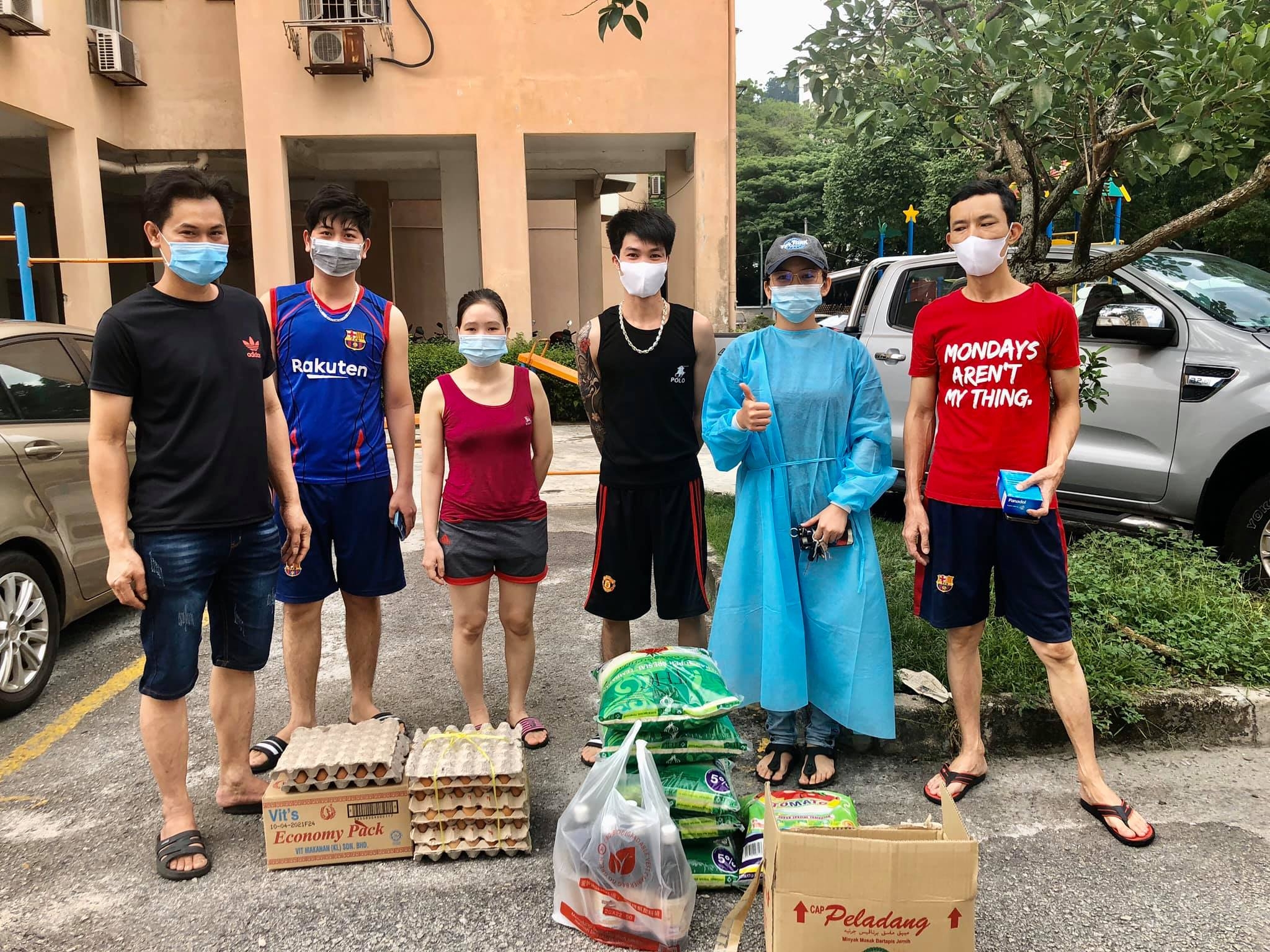 Câu lạc bộ Phụ nữ Việt Nam tại Malaysia tài trợ hàng trăm suất quà cho người lao động gốc Việt cau lac bo phu nu viet nam tai malaysia tai tro hang tram suat qua cho nguoi lao dong goc viet