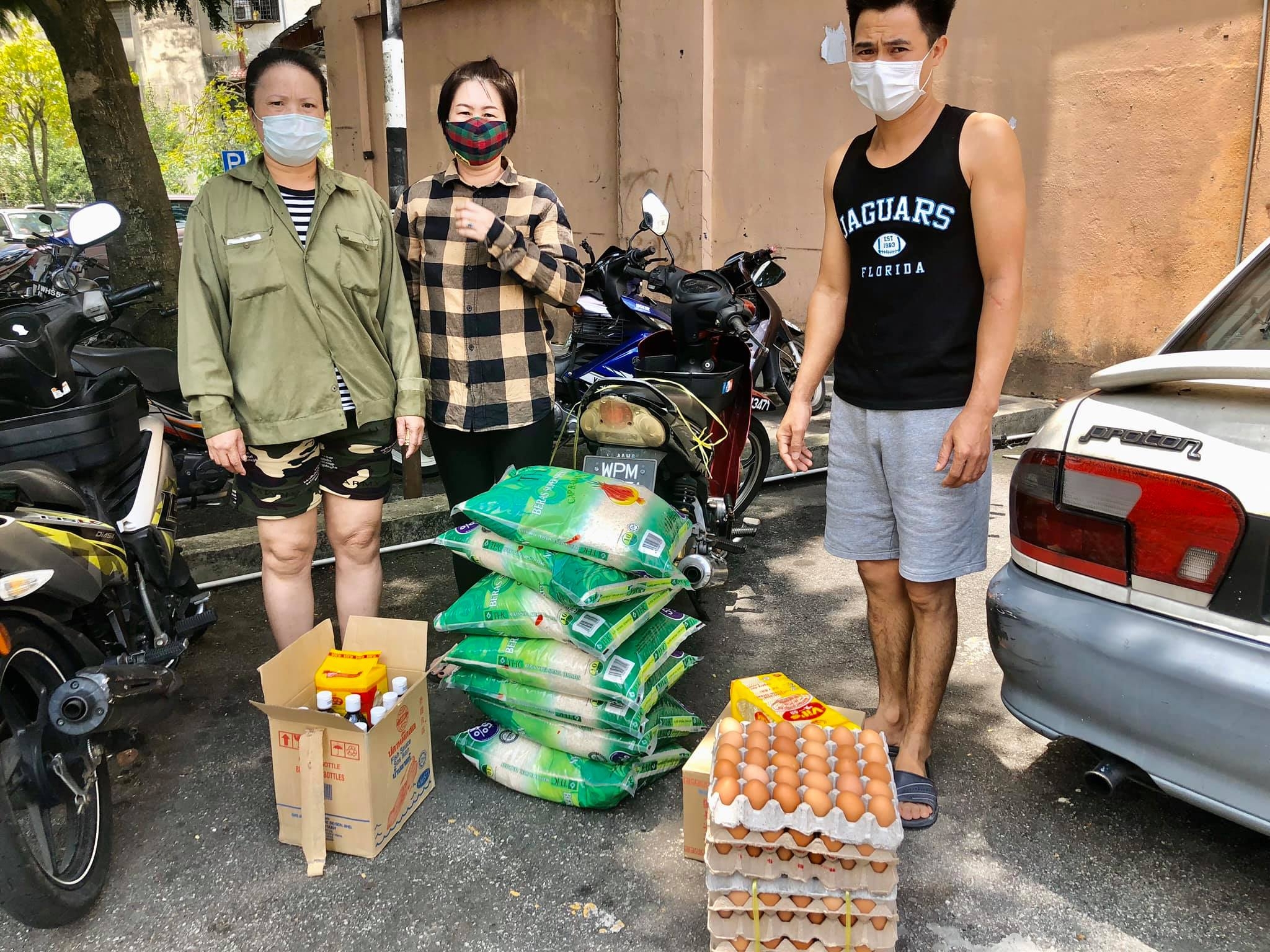 Câu lạc bộ Phụ nữ Việt Nam tại Malaysia tài trợ hàng trăm suất quà cho người lao động gốc Việt cau lac bo phu nu viet nam tai malaysia tai tro hang tram suat qua cho nguoi lao dong goc viet