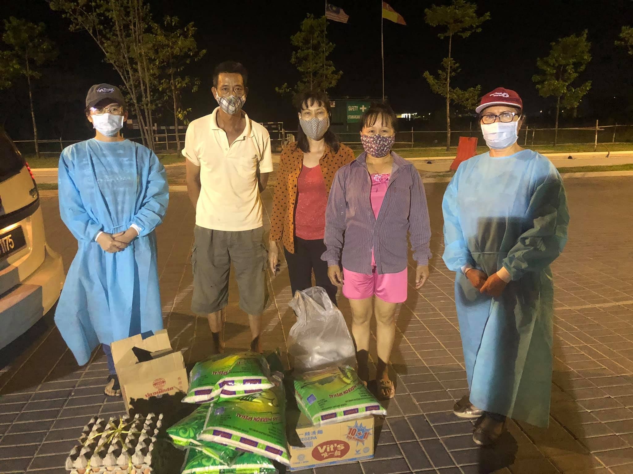 Câu lạc bộ Phụ nữ Việt Nam tại Malaysia tài trợ hàng trăm suất quà cho người lao động gốc Việt cau lac bo phu nu viet nam tai malaysia tai tro hang tram suat qua cho nguoi lao dong goc viet