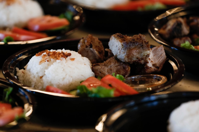 Bác sĩ Mỹ cảm động trước hàng trăm suất cơm Việt được tặng trong chống COVID-19 chu nha hang viet o california my tang com suon goi cuon cho bac si my chong covid 19