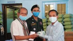 hoi huu nghi viet nam rumani trao 100 trieu dong cho mttq viet nam ung ho phong chong dich covid 19