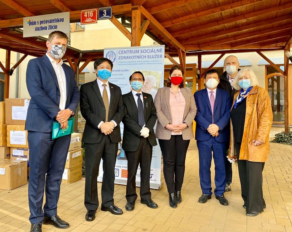 Tình hữu nghị Việt - Séc được nhân đôi từ những nghĩa cử cao đẹp của cộng đồng người Việt lanh dao cong hoa sec tinh ban hai nuoc duoc nhan doi tu nhung nghia cu cao dep cua cong dong nguoi viet