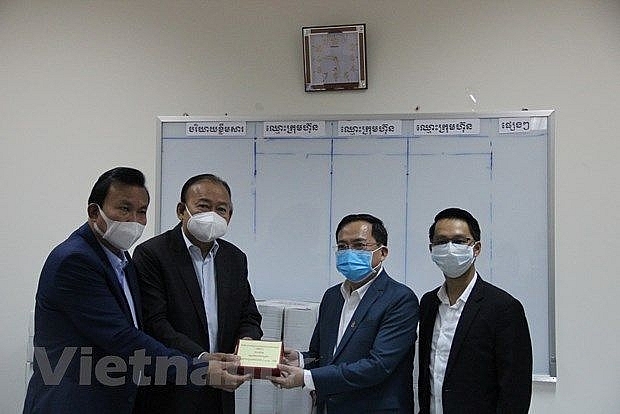 doanh nghiep viet nam tai tro hon 10000 usd cung campuchia phong chong dich covid 19