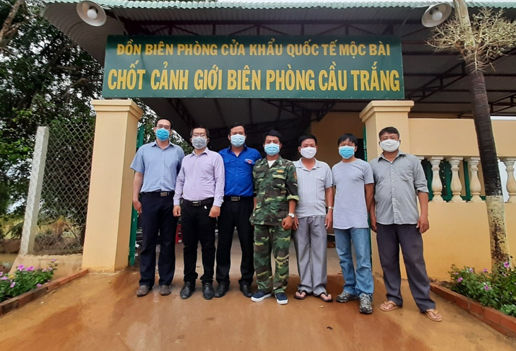 VKEIA tặng khẩu trang, vật tư y tế giúp lực lượng tuyến đầu Tây Ninh chống dịch COVID-19 vkeia tang gan 10000 khau trang va nhieu vat tu y te giup luc luong tuyen dau tay ninh chong dich covid 19