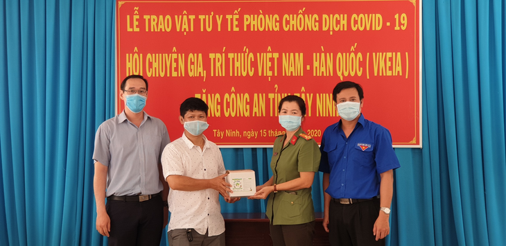 VKEIA tặng khẩu trang, vật tư y tế giúp lực lượng tuyến đầu Tây Ninh chống dịch COVID-19 vkeia tang gan 10000 khau trang va nhieu vat tu y te giup luc luong tuyen dau tay ninh chong dich covid 19