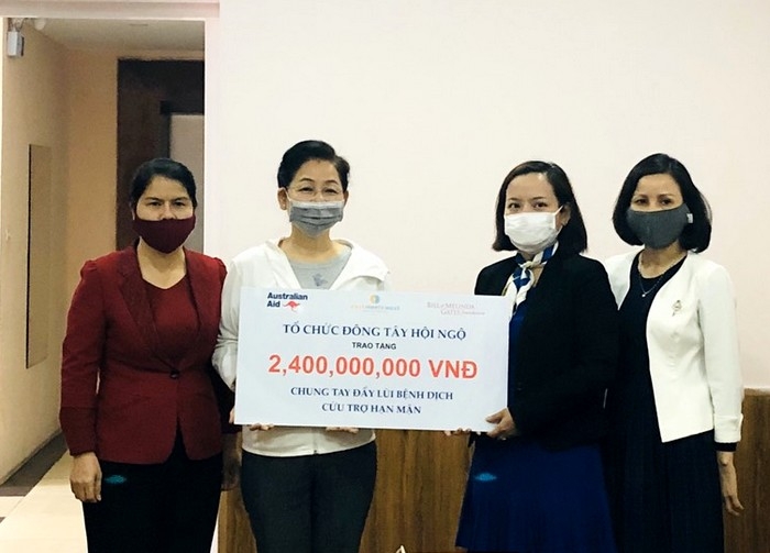 EMWF trao 2,4 tỷ đồng hỗ trợ phụ nữ yếu thế chống dịch COVID-19 và ứng phó với hạn mặn emwf trao hon 24 ty dong ho tro phu nu yeu the chong dich covid 19 va ung pho voi han man