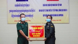 Quân khu 5 tặng vật tư y tế gần 5 tỷ đồng cho quân đội Lào và Campuchia chống COVID-19