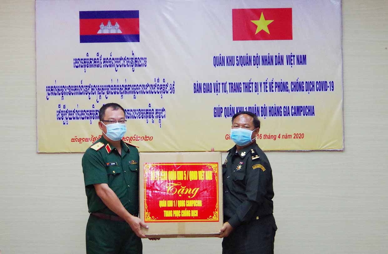 Quân khu 5 tặng vật tư y tế gần 5 tỷ đồng cho quân đội Lào và Campuchia chống COVID-19 quan khu 5 tang vat tu y te gan 5 ty dong cho quan doi lao va campuchia chong covid 19