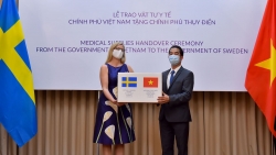 viet nam trao tang 100000 khau trang vai khang khuan giup thuy dien chong covid 19