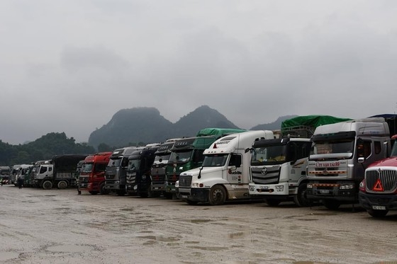 Mở thêm luồng, tăng thời gian thông quan để tháo gỡ ùn tắc tại cửa khẩu Lạng Sơn thao go tinh trang un tac cho 2600 xe hang hoa tai cua khau lang son