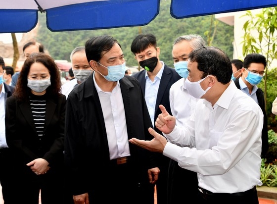 Mở thêm luồng, tăng thời gian thông quan để tháo gỡ ùn tắc tại cửa khẩu Lạng Sơn thao go tinh trang un tac cho 2600 xe hang hoa tai cua khau lang son