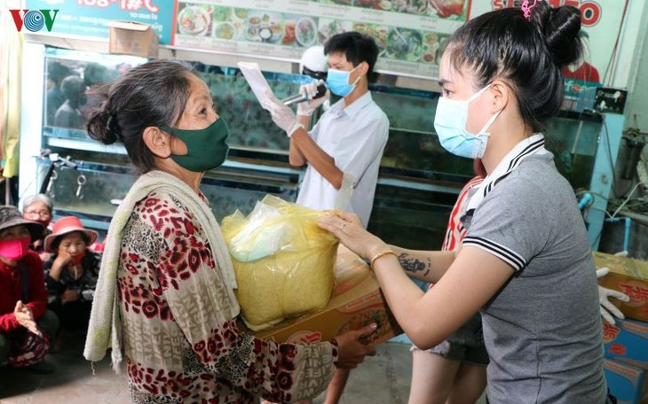 Doanh nghiệp Việt trao 130 suất quà giúp đồng bào tại Campuchia phòng chống COVID-19 doanh nghiep viet trao 130 suat qua giup dong bao tai campuchia phong chong covid 19