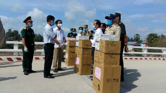 Biên phòng Gia Lai, Đồng Tháp hỗ trợ Campuchia chống COVID-19 bien phong gia lai dong thap ho tro campuchia chong covid 19