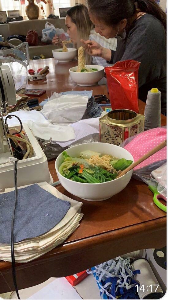 nguoi viet tai my bien tiem nail thanh cong xuong may khau trang chong covid 19