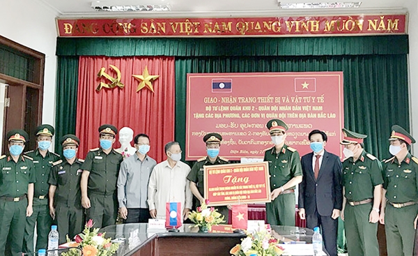 Điện Biên, Quảng Trị tặng gạo và vật tư y tế hỗ trợ Lào chống dịch COVID-19 dien bien quang tri tang gao va vat tu y te ho tro lao chong dich covid 19