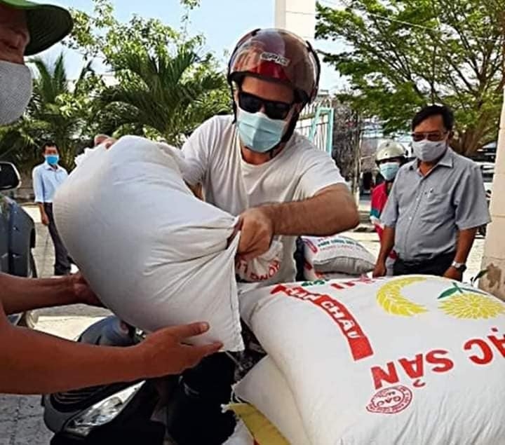 nguoi nuoc ngoai tai viet nam chung tay ung ho cay gao atm