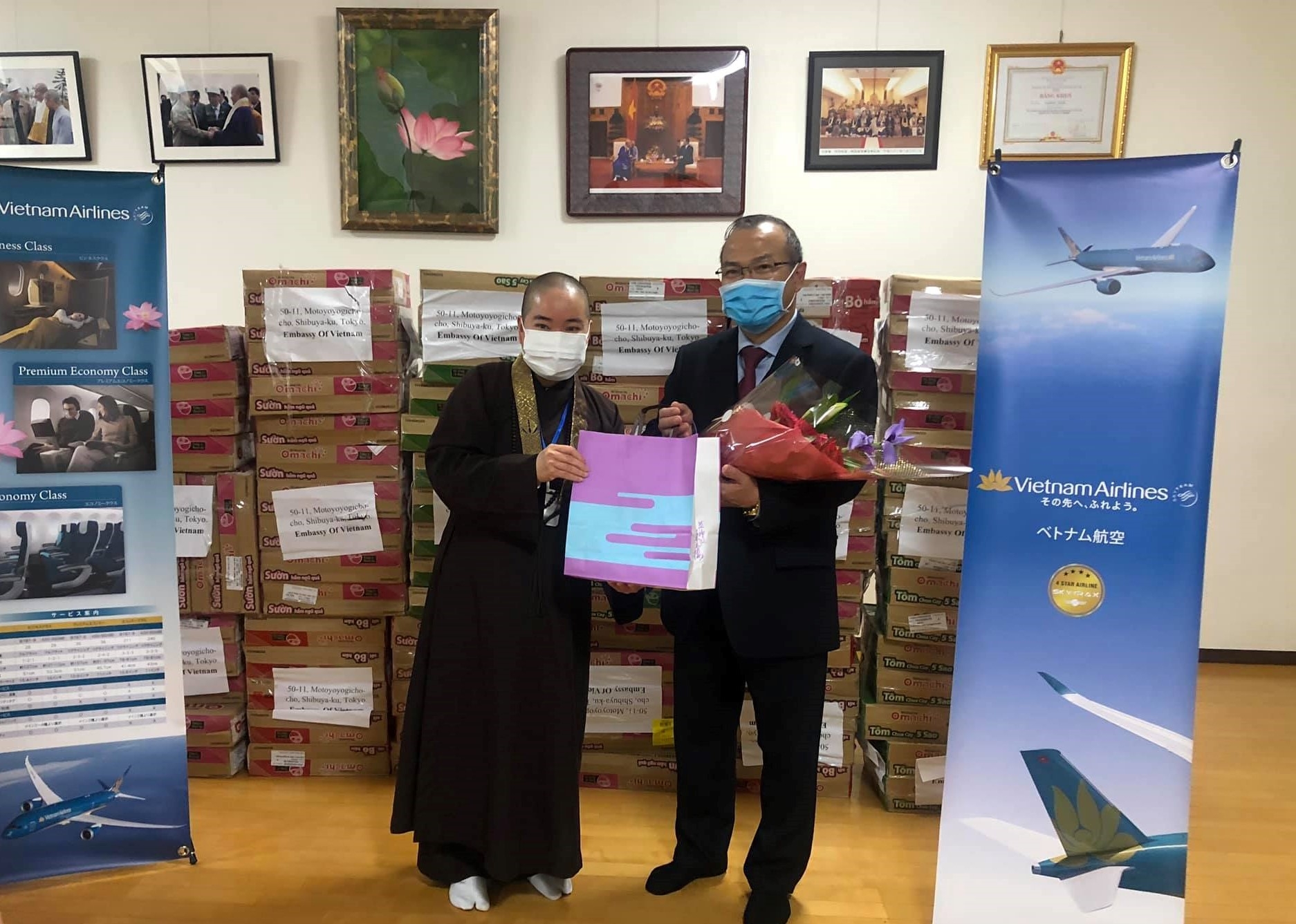 Đại sứ quán Việt Nam tại Nhật hỗ trợ 100 thùng mỳ tôm cho công dân Việt tại Fukushima gặp khó khăn vì COVID-19 dai su quan viet nam tai nhat ho tro 100 thung my tom cho cong dan viet tai fukushima gap kho khan vi covid 19