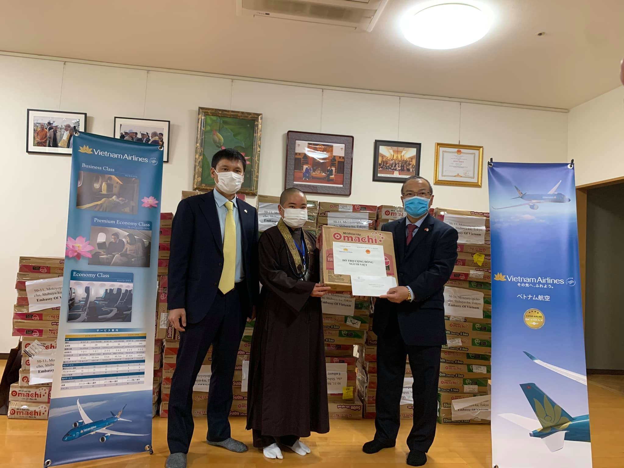 Đại sứ quán Việt Nam tại Nhật hỗ trợ 100 thùng mỳ tôm cho công dân Việt tại Fukushima gặp khó khăn vì COVID-19 dai su quan viet nam tai nhat ho tro 100 thung my tom cho cong dan viet tai fukushima gap kho khan vi covid 19