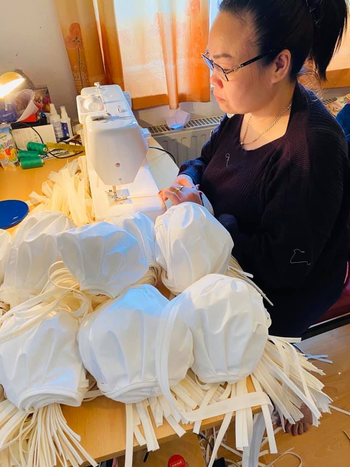 Hội người Việt Nam Löbau-Zittau may 7.000 khẩu trang hỗ trợ Đức chống COVID-19 hoi nguoi viet nam l bau zittau may 7000 khau trang ho tro duc chong covid 19