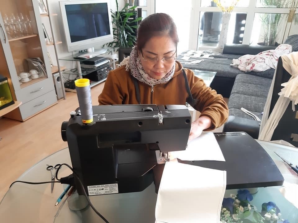 Hội người Việt Nam Löbau-Zittau may 7.000 khẩu trang hỗ trợ Đức chống COVID-19 hoi nguoi viet nam l bau zittau may 7000 khau trang ho tro duc chong covid 19