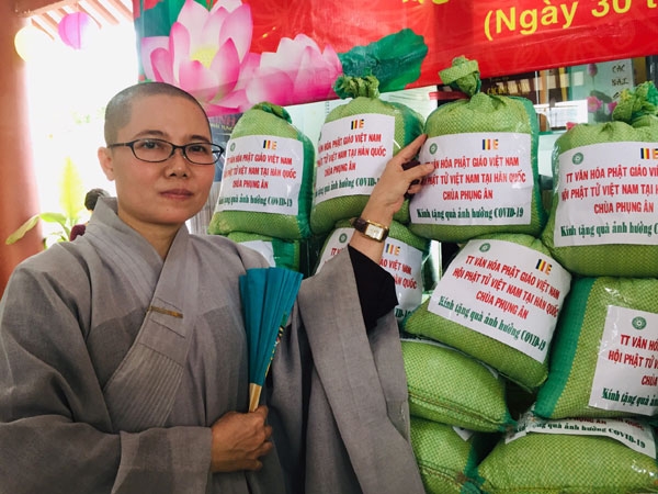 Hội Phật tử Việt Nam tại Hàn Quốc trao quà cho bà con khó khăn tại Củ Chi, thành phố Hồ Chí Minh chống COVID-19 hoi phat tu viet nam tai han quoc trao qua cho ba con kho khan tai cu chi thanh pho ho chi minh chong covid 19