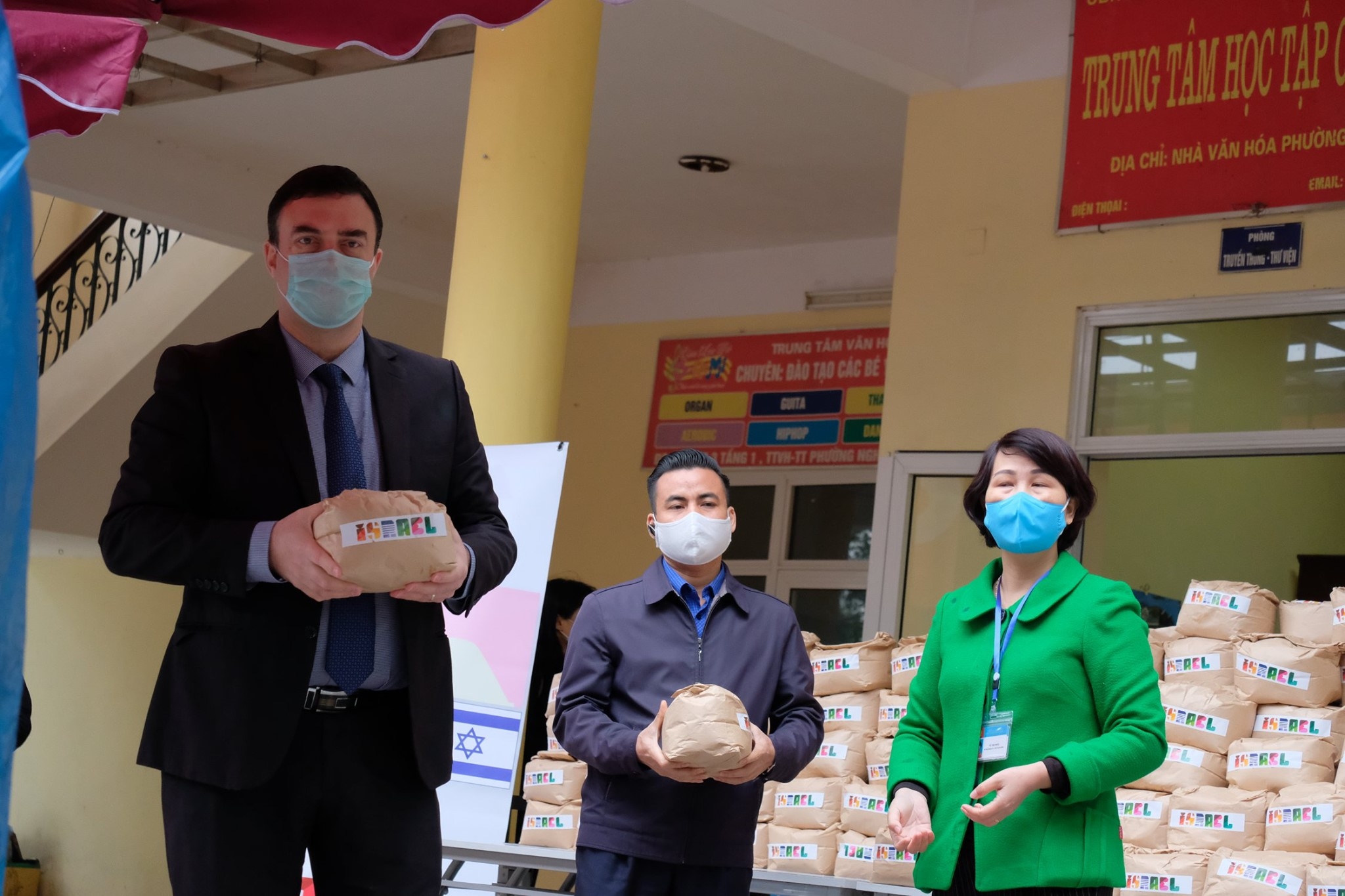 dai su quan israel tai viet nam ung ho 1 tan gao cho cay gao atm ha noi