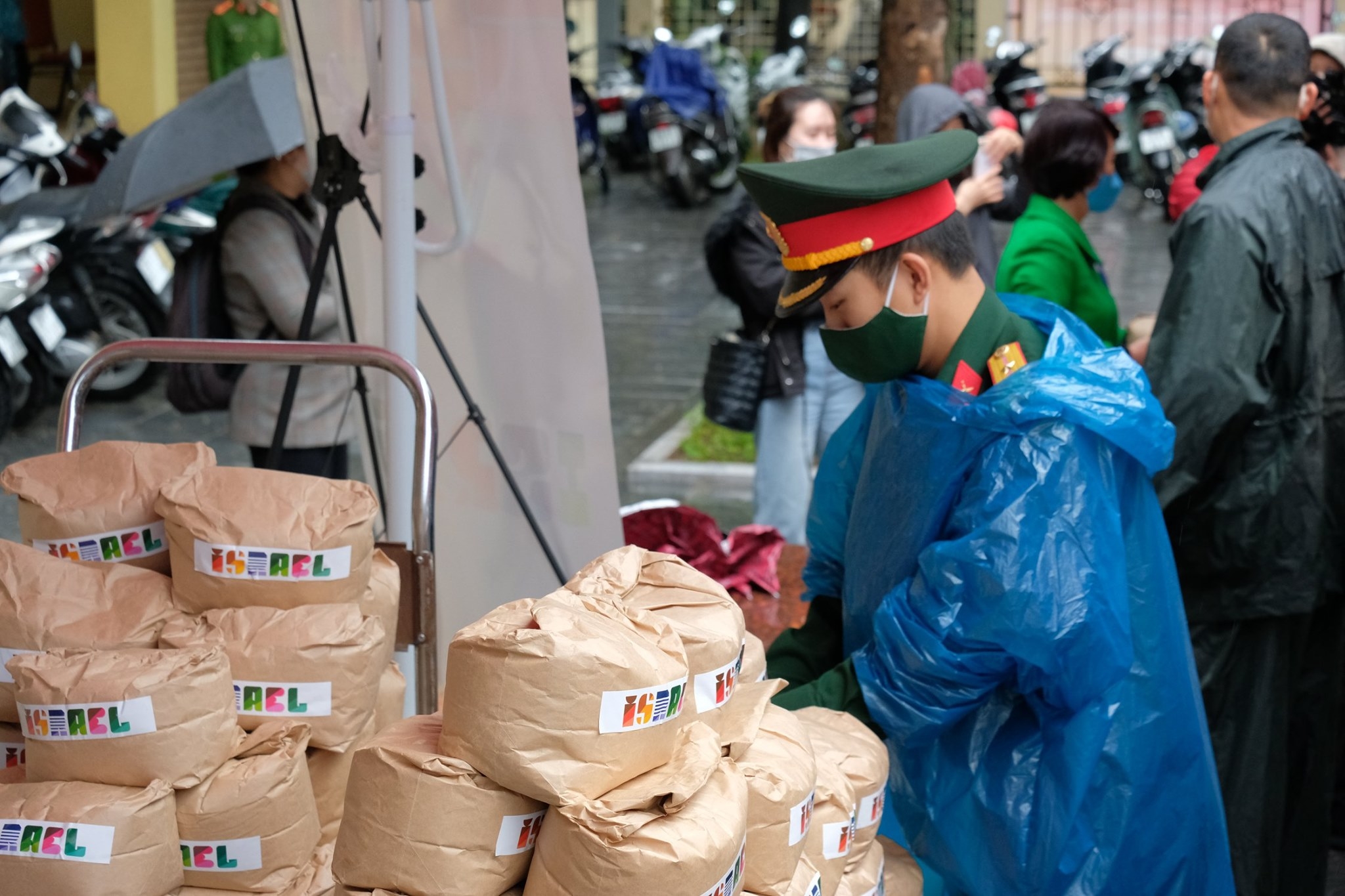 dai su quan israel tai viet nam ung ho 1 tan gao cho cay gao atm ha noi