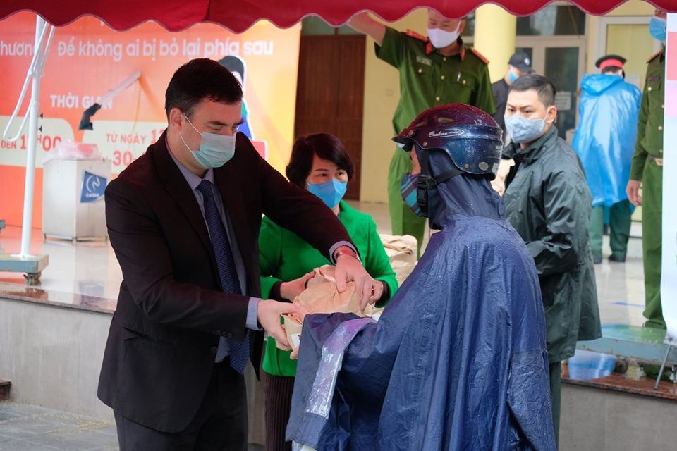 dai su quan israel tai viet nam ung ho 1 tan gao cho cay gao atm ha noi