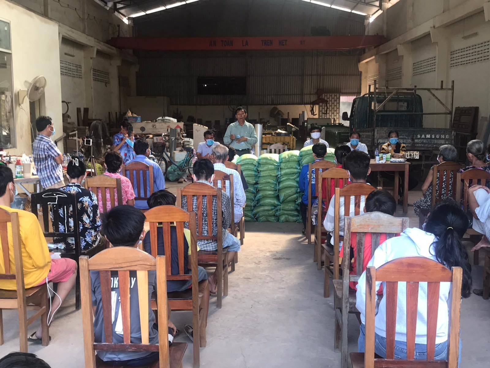 Tỉnh Kiên Giang hỗ trợ bà con gốc Việt ở Campuchia hơn 200 triệu đồng chống COVID-19 tinh kien giang ho tro ba con goc viet o campuchia hon 200 trieu dong chong covid 19