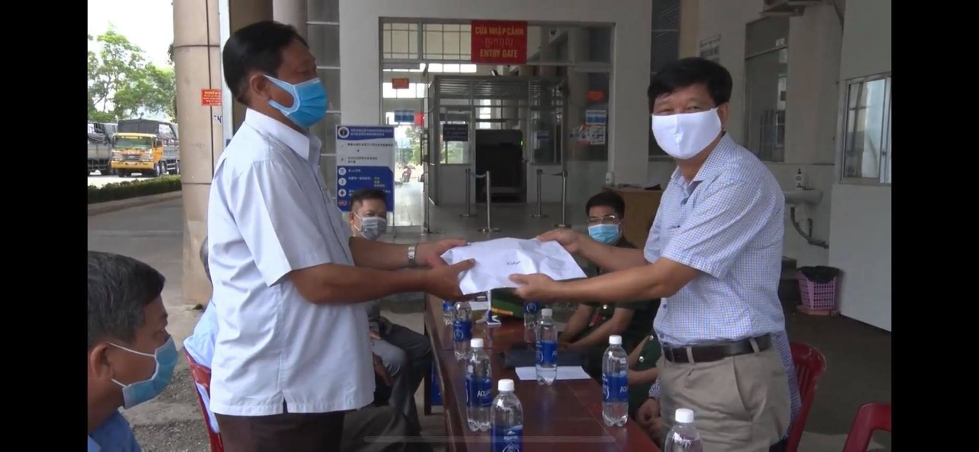 Tỉnh Kiên Giang hỗ trợ bà con gốc Việt ở Campuchia hơn 200 triệu đồng chống COVID-19 tinh kien giang ho tro ba con goc viet o campuchia hon 200 trieu dong chong covid 19
