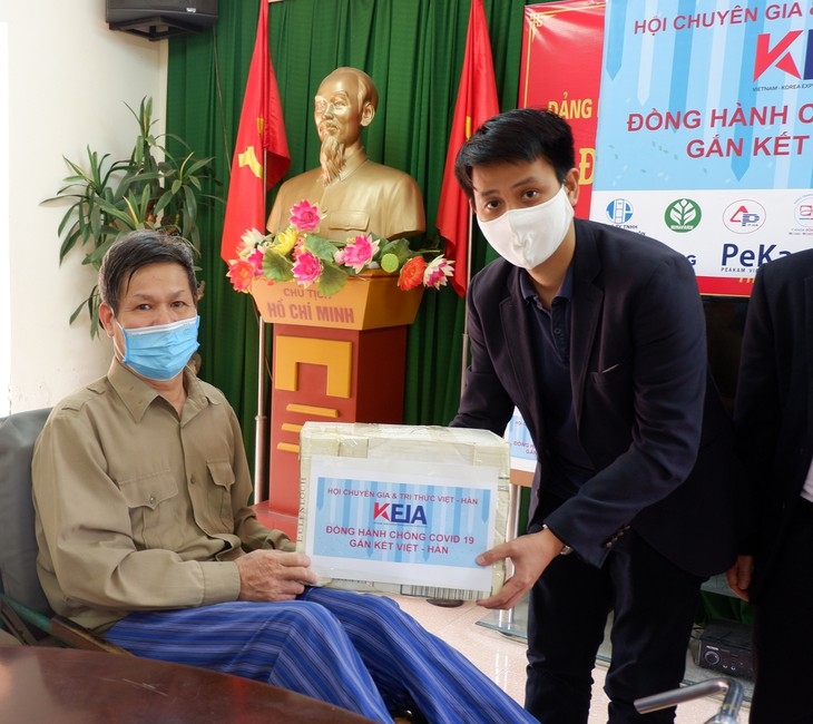 vkeia tang 4000 chiec khau trang va gan 300 gel rua tay giup thuan thanh bac ninh chong covid 19