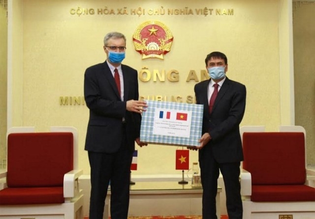 Bộ Công an Việt Nam tặng 10.000 khẩu trang cho Bộ Nội vụ Pháp phòng chống COVID-19 bo cong an trao tang 10000 khau trang cho bo noi vu phap phong chong covid 19